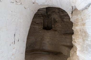 İsrail 'in Jericho kenti yakınlarındaki Yahudi çölünde Gerasim Ürdünlüsü Deir Hijleh manastırının yanındaki keşişlerin insan yapımı mağaraları.