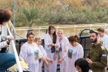 İnananlar, Ürdün Nehri 'nden gelen kutsal suyu İsrail' in Jericho yakınlarındaki Ürdün Nehri 'ndeki İsa Mesih' in Vaftizci Bölgesi 'ne serpin.