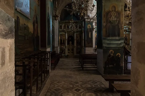 La sala interior del monasterio de Gerasim jordano Deir Hijleh en el desierto de Judea cerca de la ciudad de Jericó en Israel — Foto de Stock