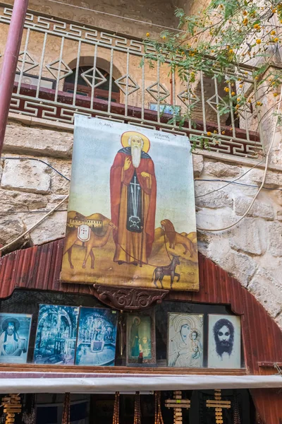 Iconos en el patio del monasterio de Gerasim Jordanian - Deir Hijleh - en el desierto de Judea cerca de la ciudad de Jericó en Israel — Foto de Stock