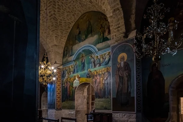 La sala interna del monastero di Gerasim Giordano - Deir Hijleh - nel deserto della Giudea vicino alla città di Gerico in Israele — Foto Stock