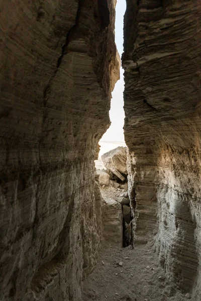 Cuevas artificiales de los ermitaños situadas junto al monasterio de Gerasim Jordanian - Deir Hijleh - en el desierto de Judea cerca de la ciudad de Jericó en Israel — Foto de Stock