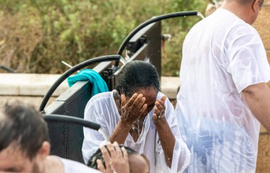 Epifani Ayinine inananlar İsrail 'deki Jericho yakınlarındaki İsa Mesih' in Vaftiz Alanındaki Ürdün Nehri 'nden kutsal su kullanıyorlar.