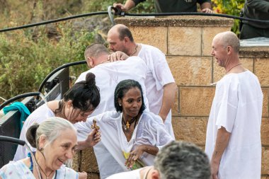 Epifani Ayinine inananlar İsrail 'deki Jericho yakınlarındaki İsa Mesih' in Vaftiz Alanındaki Ürdün Nehri 'nden kutsal su kullanıyorlar.