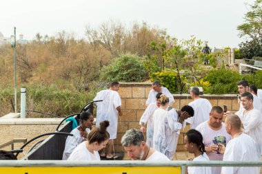 Epifani Ayinine inananlar İsrail 'deki Jericho yakınlarındaki İsa Mesih' in Vaftiz Alanındaki Ürdün Nehri 'nden kutsal su kullanıyorlar.