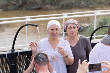 Jericho, İsrail, 18 Ocak 2020: İsrail 'de Jericho yakınlarındaki Ürdün Nehri üzerindeki İsa' nın Vaftiz Alanında fotoğrafçıya poz veren inananlar