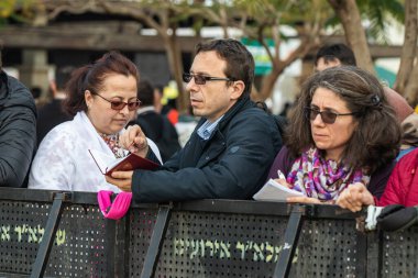 Jericho, İsrail, 18 Ocak 2020: Believer, İsrail 'deki Jericho yakınlarındaki Ürdün Nehri üzerinde İsa Mesih' in Vaftiz Yeri üzerine Kutsal Kitabı okuyor.