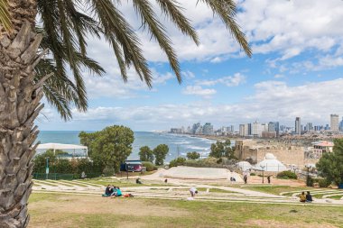 Tel Aviv-Yafo, İsrail, 01 Şubat 2020: Abrasha Park Yafo gezinti alanı, kıyıdaki Tel Aviv 'in yüksek binaları ve İsrail' deki Yafo toprak setinden Akdeniz kıyıları