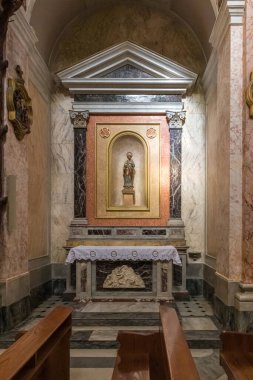 Tel Aviv-Yafo, İsrail, 1 Şubat 2020: Kedumim Meydanı 'ndaki Aziz Peter Kilisesi' nin sunağı - İsrail 'deki eski Yafo' daki Kikar Kedumim