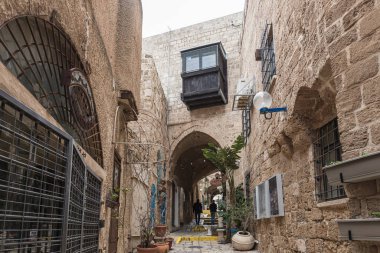 Tel Aviv-Yafo, İsrail, 1 Şubat 2020, eski Yafo şehrinin sessiz sokakları. Zodiac Tabela Sokağı - İsrail 'deki Yafo' da Balık