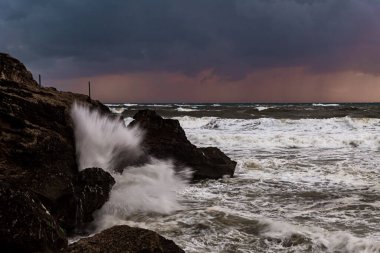 Akşamları fırtınalı hava İsrail 'de Rosh Hanikra yakınlarında Akdeniz kıyısında.