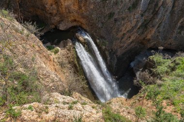 HaTanur şelalesi dağdaki bir yarıktan akar ve İsrail 'in kuzeyindeki Celile' de bulunan hızlı, sığ, soğuk Ayun nehrinin devamında yer alır.