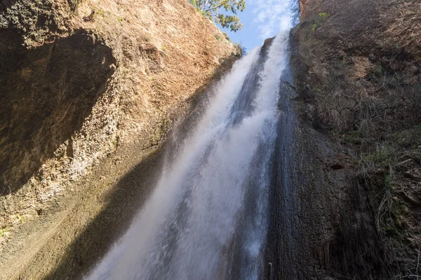 Hatanur瀑布从山上的一个裂缝流出来 位于以色列北部加利利的Ayun河的一个快速 寒冷的山中 — 图库照片