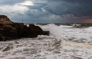 Akşamları fırtınalı hava İsrail 'de Rosh Hanikra yakınlarında Akdeniz kıyısında.