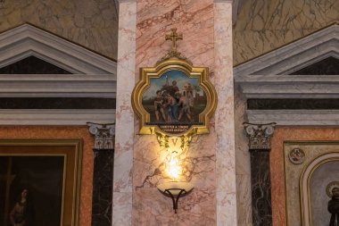 Tel Aviv-Yafo, İsrail, 1 Şubat 2020: İsrail 'de eski Yafo' daki Aziz Peter Kilisesi 'nin duvarındaki 5.