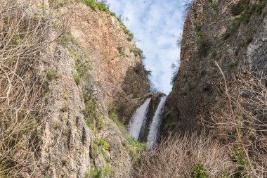 HaTanur şelalesi dağdaki bir yarıktan akar ve İsrail 'in kuzeyindeki Celile' de bulunan hızlı, sığ, soğuk Ayun nehrinin devamında yer alır.