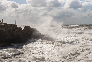 İsrail 'de Rosh Hanikra yakınlarında Akdeniz kıyısında sabah fırtınalı bir hava var.