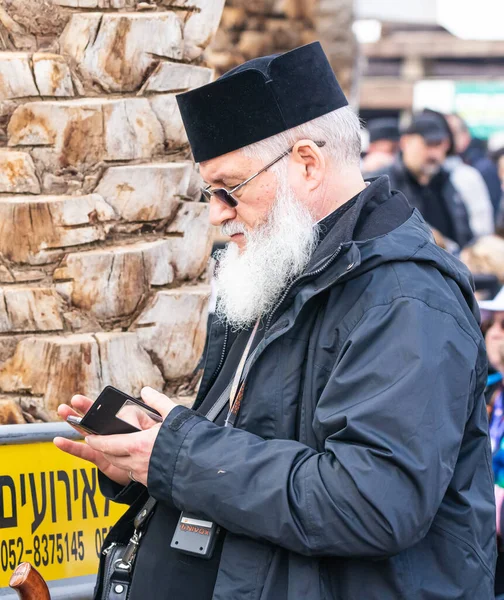 Jericó Israel Enero 2020 Clérigo Para Mira Teléfono Móvil Sitio — Foto de Stock
