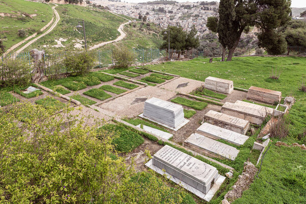 Иерусалим, Израиль, 29 февраля 2020 г.: Кладбище караимов в районе Абу Тор Иерусалима в Израиле
