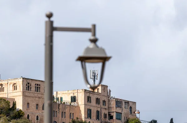 이스라엘 예루살렘 2020 이스라엘 예루살렘 지역에 예루살렘의 가로등을 일단의 안테나가 — 스톡 사진