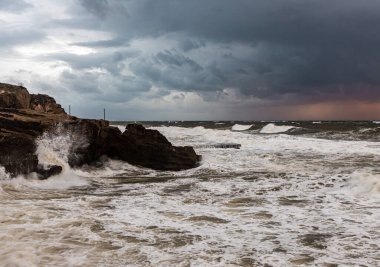 Akşamları fırtınalı hava İsrail 'de Rosh Hanikra yakınlarında Akdeniz kıyısında.