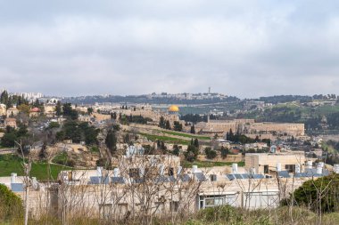 Kudüs, İsrail, 29 Şubat 2020: Kudüs 'ün eski şehri ve Kudüs' ün Abu Tor bölgesinden Tapınak Dağı 'nın görünüşü