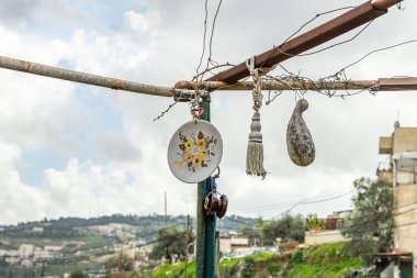 Kudüs, İsrail, 29 Şubat 2020: İsrail 'in Arap banliyösü Silwan' daki Siloam Havuzu 'nun bahçesinde dekoratif süsler asılı.