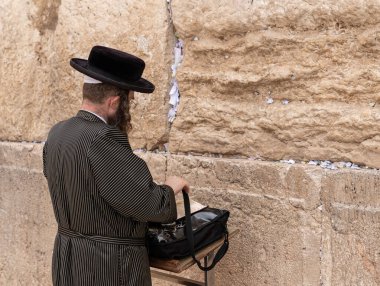 Kudüs, İsrail, 3 Mart 2020: İnançlı Ortodoks Yahudileri İsrail 'in Eski Kudüs kasabasındaki Kotel yakınlarında namaz kılıyor