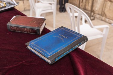 Kudüs, İsrail, 3 Mart 2020: İsrail 'in Kudüs şehrindeki Kotel yakınlarında kutsal kitaplar yatmaktadır.