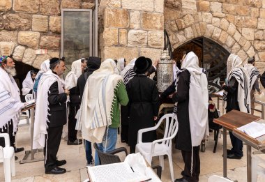 Kudüs, İsrail, 3 Mart 2020: Bir grup Ortodoks Yahudi, İsrail 'in Kudüs kentindeki Kotel yakınlarında Tevrat Parşömenleri ile ortak bir namaz kıldılar.