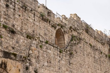 Kudüs, İsrail, 3 Mart 2020: İsrail 'deki Kudüs Tapınak Dağı yakınlarındaki Gübre Kapısı yakınlarındaki eski şehri çevreleyen şehir duvarının bir parçası