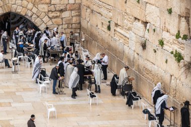 Kudüs, İsrail, 3 Mart 2020: Yahudi inananlar İsrail 'in Eski Kudüs kentindeki Kotel yakınlarında namaz kıldılar