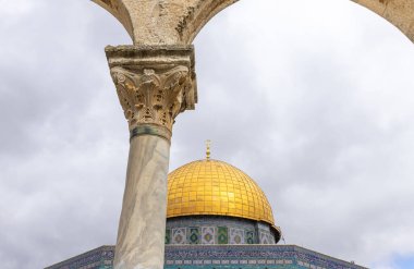 Kudüs, İsrail, 3 Mart 2020: Canyors - İsrail 'in Kudüs kentindeki Tapınak Dağı' ndaki Kubbe of the Rock camisine giden merdivenlerde taş kemerler