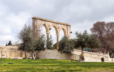 Kudüs, İsrail, 3 Mart 2020: Canyors - İsrail 'in Kudüs kentindeki Tapınak Dağı' ndaki Kubbe of the Rock camisine giden merdivenlerde taş kemerler