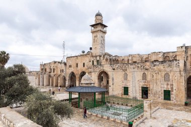 Kudüs, İsrail, 3 Mart 2020: Medresse, Bab al-Silsila minaresi ve Kasim Paşa Çeşmesi İsrail 'in Kudüs kentindeki Tapınak Tepesi' nde bulunmaktadır.