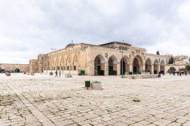 Kudüs, İsrail, 3 Mart 2020: El Aksa Camii ve İsrail 'in Eski Kudüs kasabasındaki Tapınak Tepesi' ndeki caminin önündeki meydan