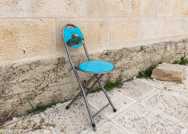 エルサレム イスラエル 2020年3月3日 2020年3月3日 イスラエルの旧市街エルサレムの神殿の壁の近くに立つ岩のドームが描かれた折りたたみ椅子 — ストック写真
