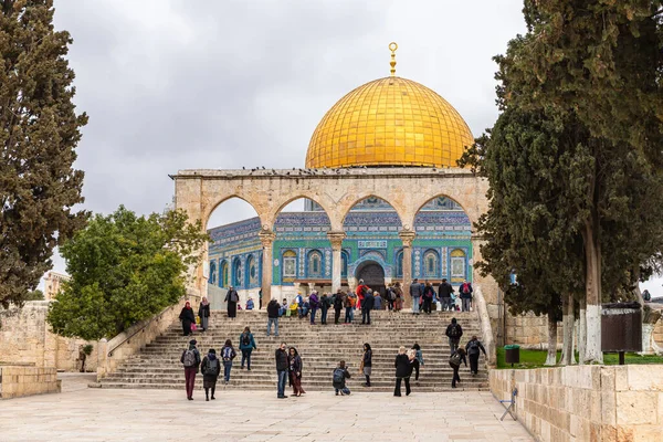 이스라엘의 예루살렘 2020 이스라엘의 예루살렘에 모스크의 돔으로 인도하는 계단에 — 스톡 사진