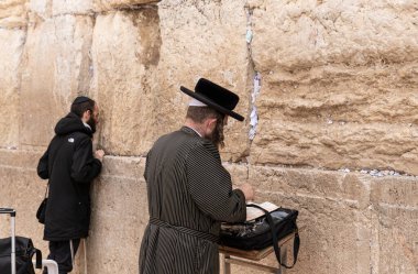 Kudüs, İsrail, 3 Mart 2020: İnançlı Ortodoks Yahudileri İsrail 'in Eski Kudüs kasabasındaki Kotel yakınlarında namaz kılıyor