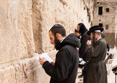 Kudüs, İsrail, 3 Mart 2020: İnançlı Ortodoks Yahudileri İsrail 'in Eski Kudüs kasabasındaki Kotel yakınlarında namaz kılıyor