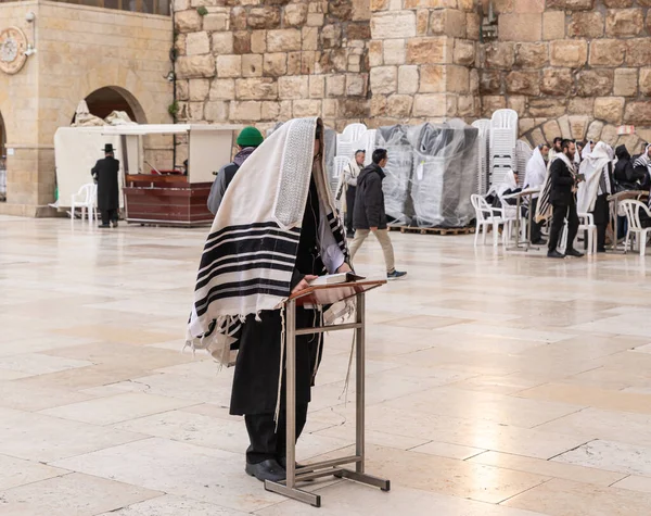 Kudüs, İsrail, 3 Mart 2020: İnançlı Ortodoks Yahudileri İsrail 'in Eski Kudüs kasabasındaki Kotel yakınlarında namaz kılıyor