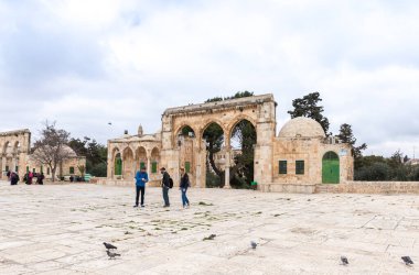 Kudüs, İsrail, 3 Mart 2020: Canyors - İsrail 'in Kudüs kentindeki Tapınak Dağı' ndaki Kubbe of the Rock camisine giden merdivenlerde taş kemerler