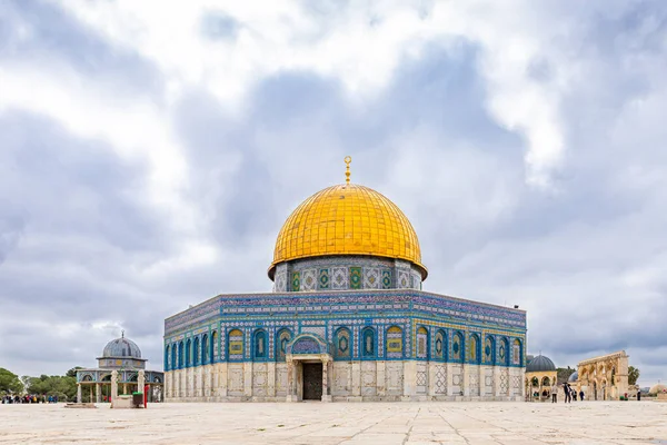 Kudüs, İsrail, 3 Mart 2020: Kubbe of the Chain ve Kubbe of the Rock camii İsrail 'in Eski Kudüs kasabasındaki Tapınak Tepesi' nde