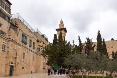 Kudüs, İsrail, 3 Mart 2020: Bani Ghanim Kapısı üzerindeki minare - Bab al Ghawanima Eski Şehir Kudüs 'teki Tapınak Dağı' nın köşesinde