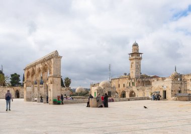 Kudüs, İsrail, 3 Mart 2020: Kaya Camii Kubbesi 'ne ve İsrail' in Kudüs kentindeki Tapınak Dağı 'ndaki Bab al-Silsila minaresine giden merdivenlerdeki taş kemerler