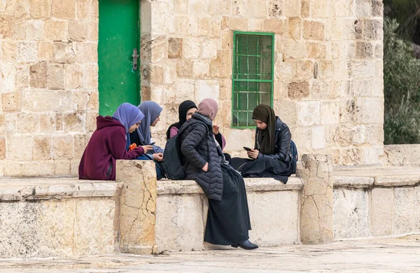 Jerusalén Israel Marzo 2020 Grupo Jóvenes Musulmanas Sentadas Leyendo Mensajes — Foto de Stock