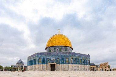 Kudüs, İsrail, 3 Mart 2020: Kubbe of the Chain ve Kubbe of the Rock camii İsrail 'in Eski Kudüs kasabasındaki Tapınak Tepesi' nde