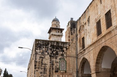 Kudüs, İsrail, 3 Mart 2020: Medresse ve Bab al-Silsila minareleri İsrail 'in Eski Kudüs kasabasındaki Tapınak Tepesi' ndeler.
