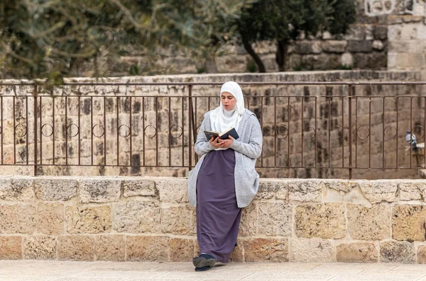 Иерусалим Израиль Марта 2020 Года Мусульманская Девушка Сидит Читает Коран — стоковое фото