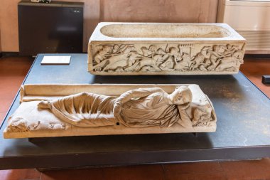 Verona, İtalya - 26 Eylül 2015: İtalya 'nın Verona kentindeki Lapidario Maffeiano Müzesi' nde düzenlenen bir sergide dekoratif olarak dekore edilmiş taş çocuk sakafagusu
